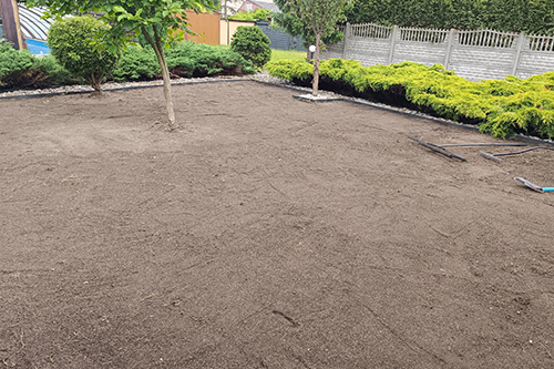 Przygotowanie podłoża pod trawnik z rolki